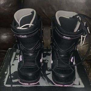 Women’s size 6  Vans Mantra snowboard boots.